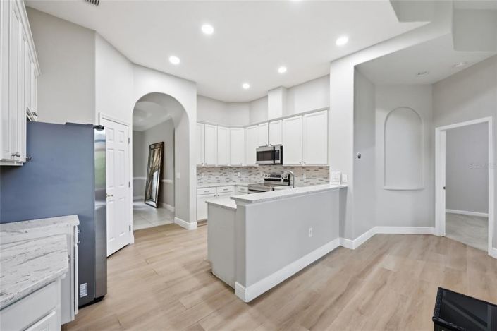 Image No.12-5 Bed Property for sale