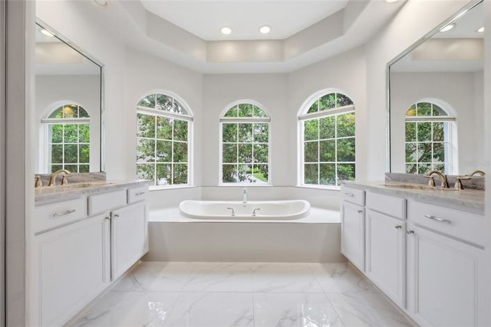 Image No.28-5 Bed Property for sale