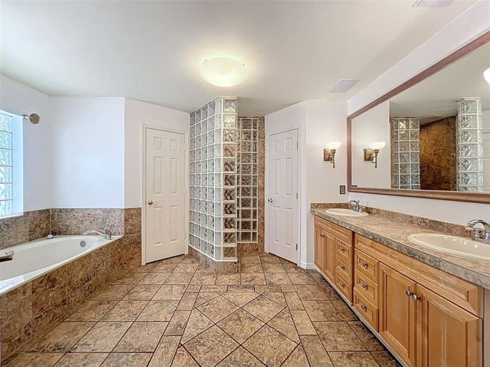 Image No.33-4 Bed Property for sale