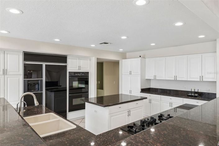 Image No.24-5 Bed Property for sale