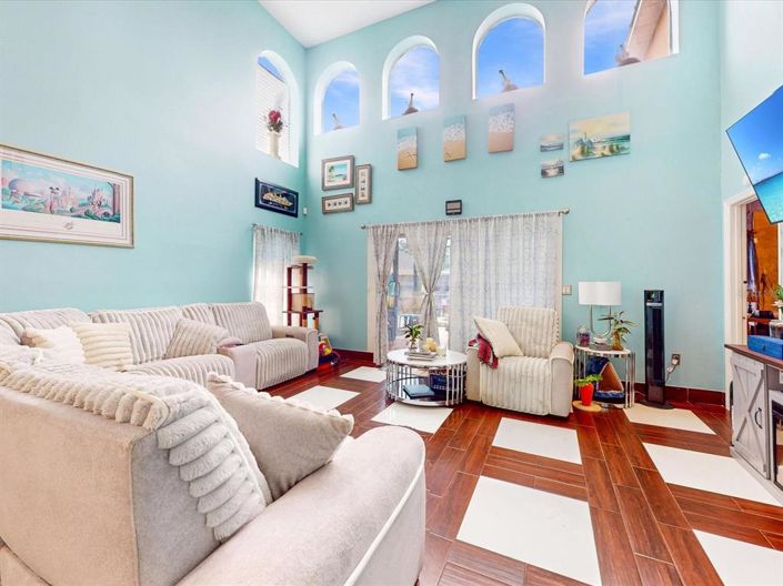 Image No.12-6 Bed Property for sale