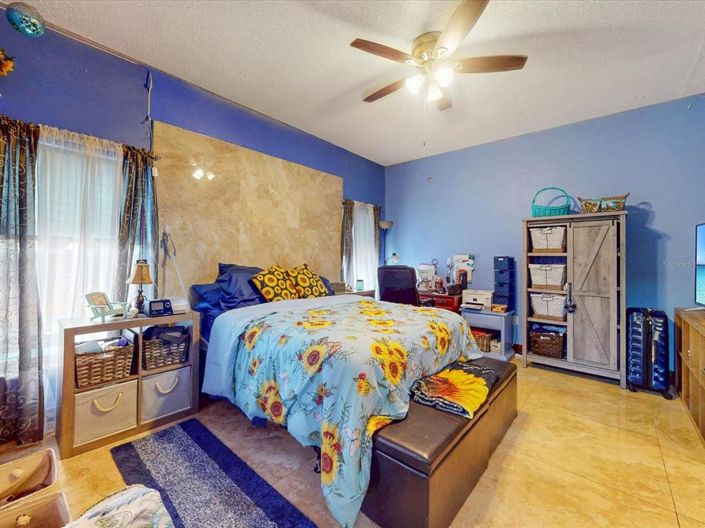 Image No.18-6 Bed Property for sale