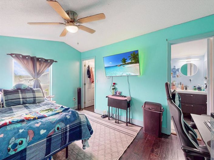 Image No.24-6 Bed Property for sale