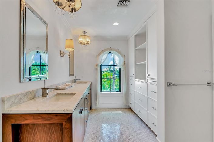 Image No.20-5 Bed Property for sale