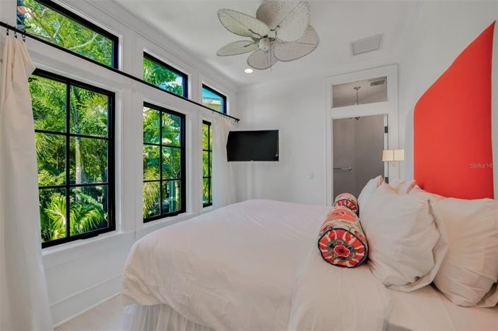 Image No.38-5 Bed Property for sale