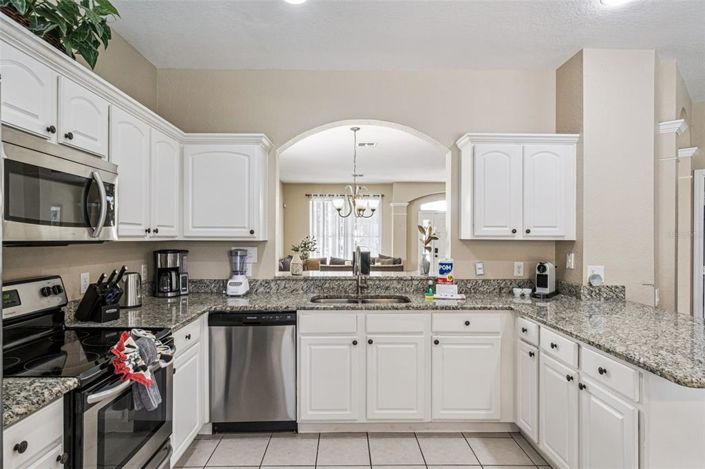 Image No.10-6 Bed Property for sale