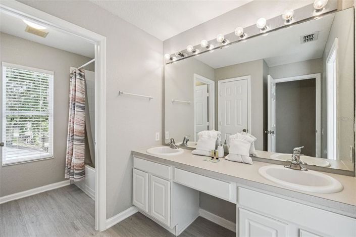 Image No.26-6 Bed Property for sale