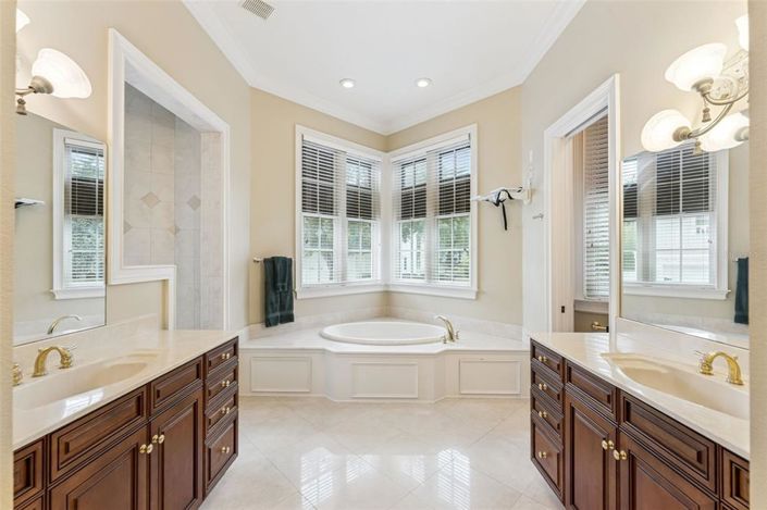 Image No.37-6 Bed Property for sale