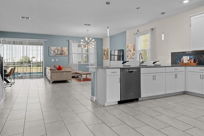 Image No.5-9 Bed Property for sale