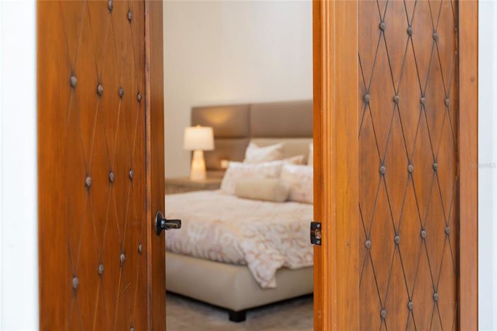 Image No.40-5 Bed Property for sale