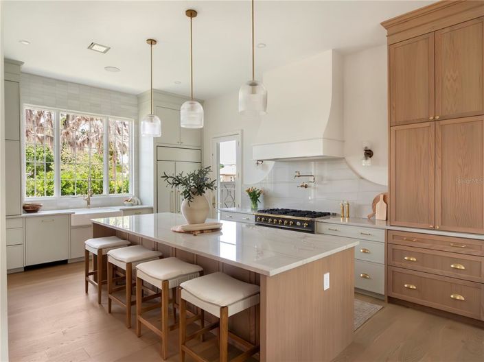 Image No.11-4 Bed Property for sale