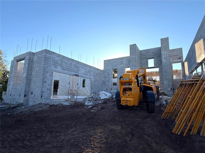 Image No.24-6 Bed Property for sale