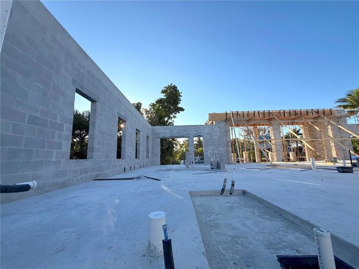 Image No.28-6 Bed Property for sale