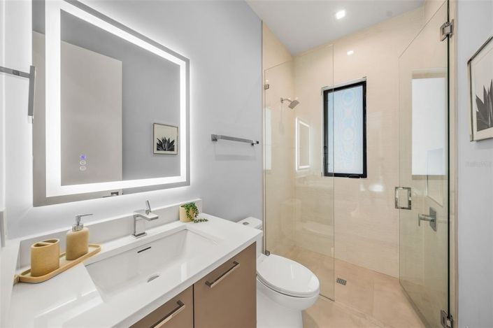 Image No.20-6 Bed Property for sale