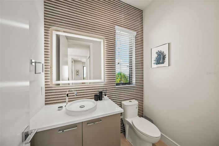 Image No.24-6 Bed Property for sale