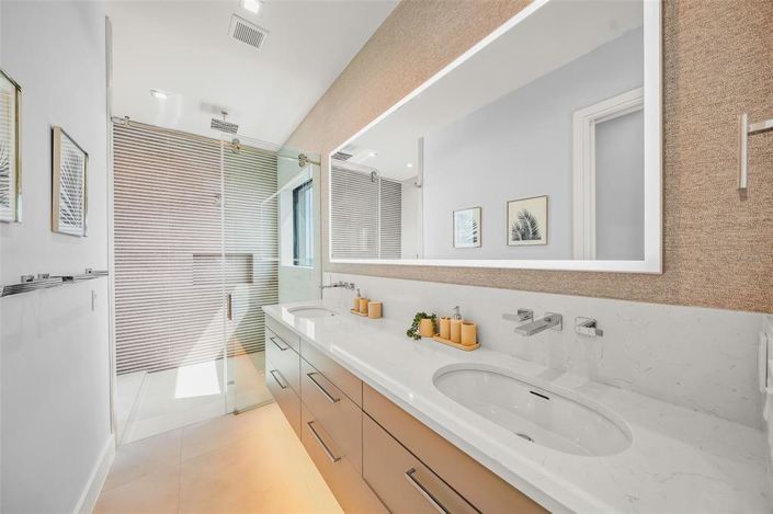 Image No.33-6 Bed Property for sale