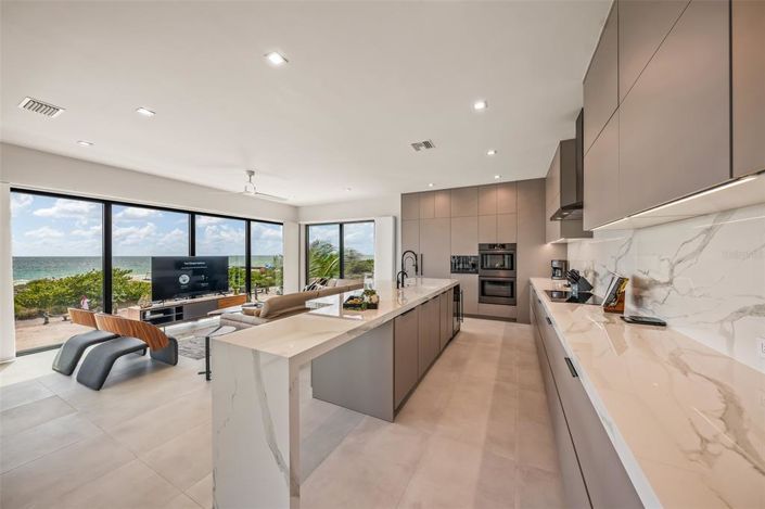 Image No.5-6 Bed Property for sale