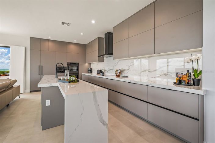 Image No.6-6 Bed Property for sale