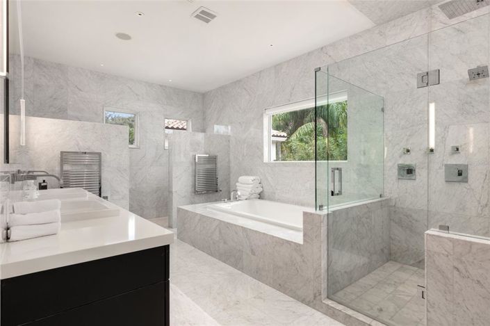 Image No.17-10 Bed Property for sale