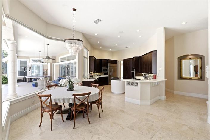 Image No.12-5 Bed Property for sale