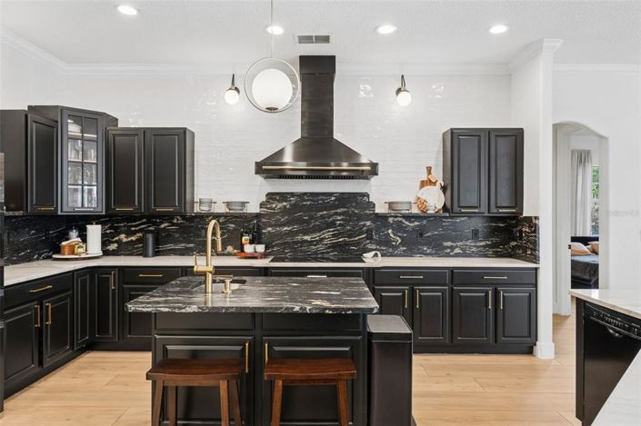 Image No.12-4 Bed Property for sale