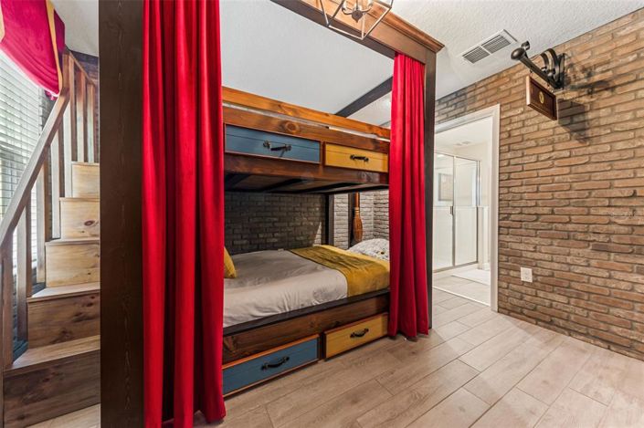 Image No.6-9 Bed Property for sale