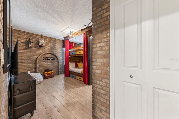 Image No.7-9 Bed Property for sale