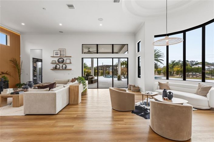 Image No.21-6 Bed Property for sale