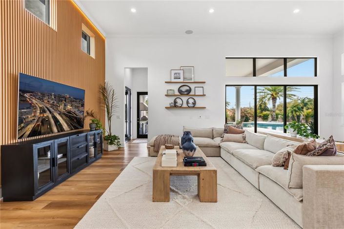 Image No.24-6 Bed Property for sale