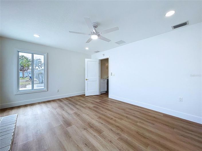 Image No.55-3 Bed Property for sale