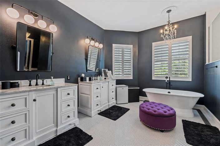 Image No.19-5 Bed Property for sale