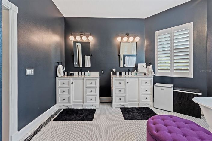 Image No.20-5 Bed Property for sale