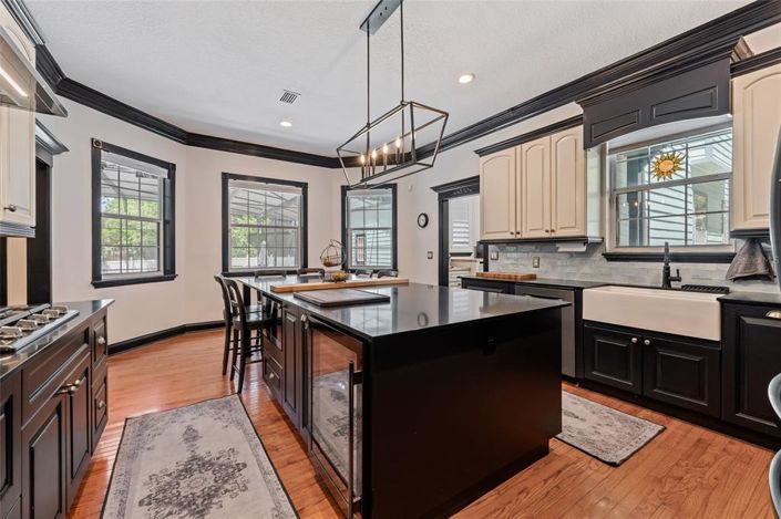 Image No.6-5 Bed Property for sale