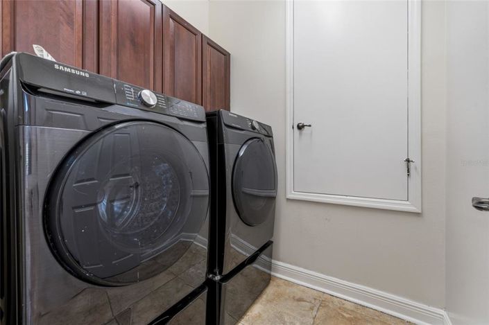 Image No.10-6 Bed Property for sale