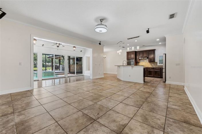 Image No.11-6 Bed Property for sale