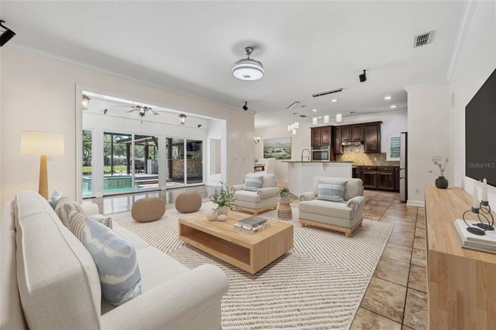 Image No.12-6 Bed Property for sale