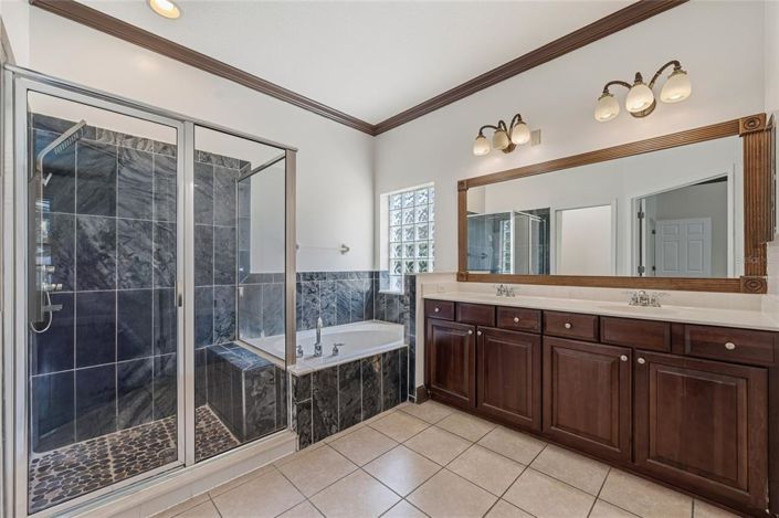 Image No.24-6 Bed Property for sale