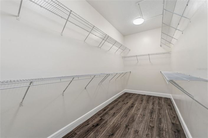 Image No.26-6 Bed Property for sale