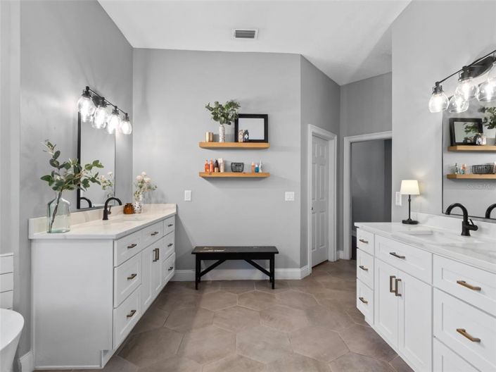 Image No.19-6 Bed Property for sale