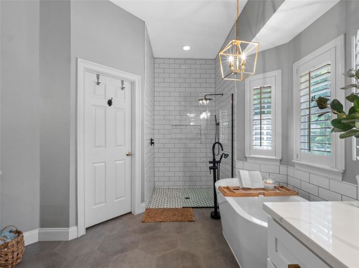 Image No.20-6 Bed Property for sale