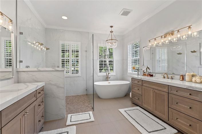 Image No.21-6 Bed Property for sale