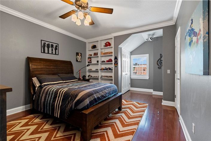 Image No.40-6 Bed Property for sale