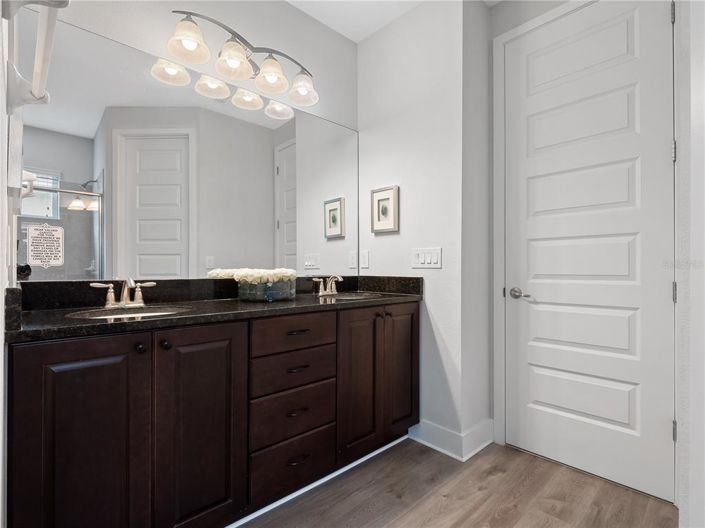 Image No.25-6 Bed Property for sale