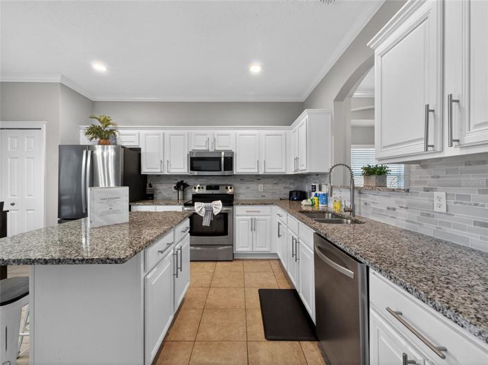 Image No.12-6 Bed Property for sale