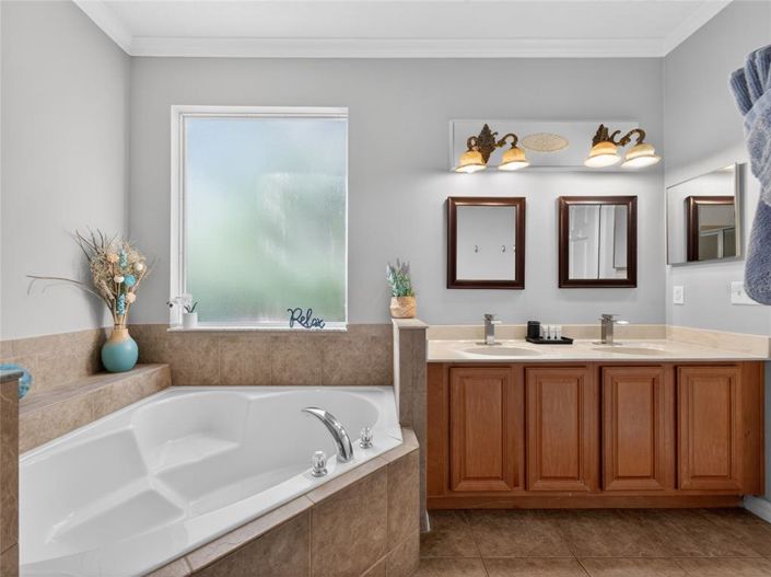 Image No.18-6 Bed Property for sale