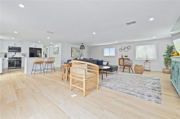 Image No.12-3 Bed Property for sale