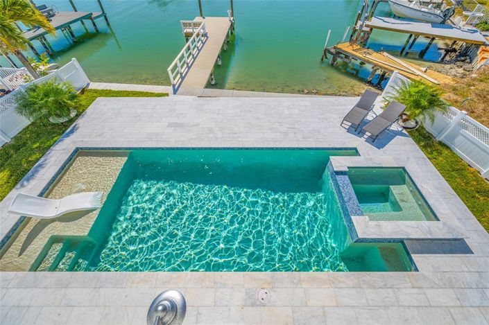 Image No.27-6 Bed Property for sale