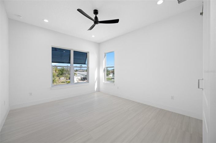 Image No.32-6 Bed Property for sale