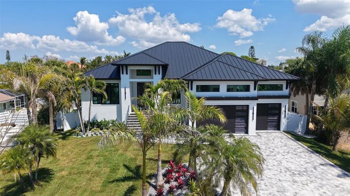 Image No.2-4 Bed Property for sale