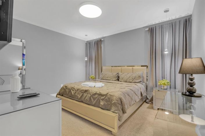 Image No.32-8 Bed Property for sale